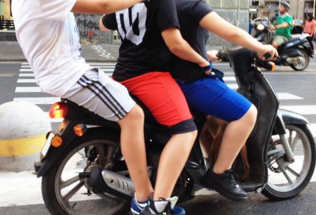 In 3 sullo scooter fuggono all’alt dei carabinieri nel Catanese: denunciato 17enne, mezzo sequestrato
