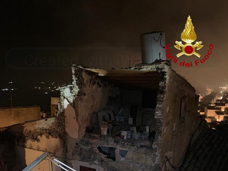 Crollo di una palazzina in muratura nel Catanese: due persone bloccate su un ballatoio – FOTO