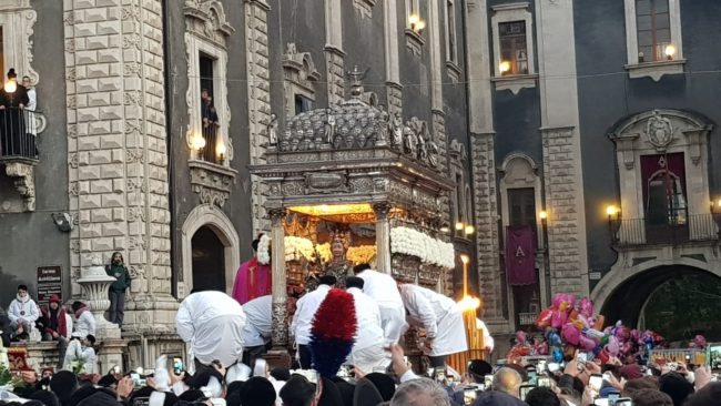 “Semu tutti devoti tutti”, la festa di Sant’Agata nel suo pieno: il lungo abbraccio alla Patrona – LE FOTO