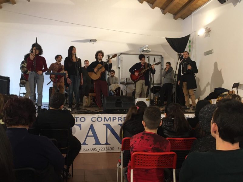 I.C. Fontanarossa, progetto “Dare Voce, Musica e Legalità”: una giornata all’insegna del talento del gruppo Jacaranda