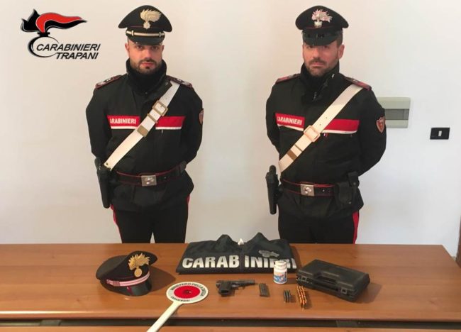 Pistola pronta a sparare, scoperta dei carabinieri nella cappa della cucina: arrestato un pregiudicato
