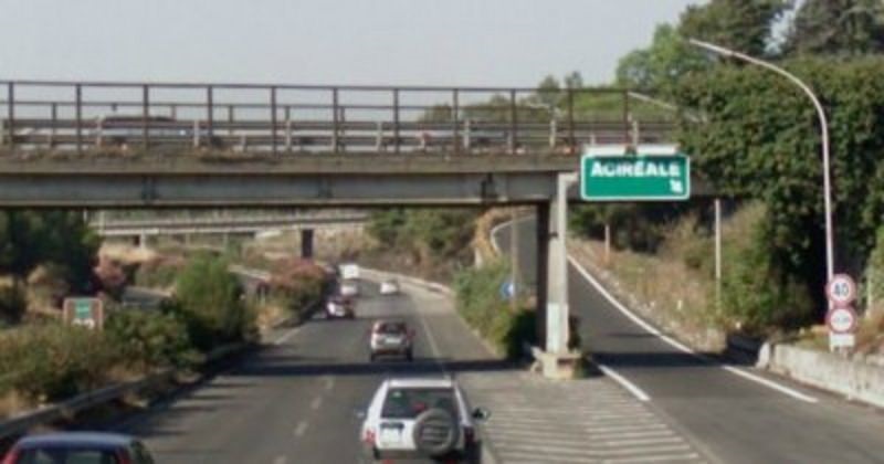 Caduta di calcinacci dal ponte di Santa Maria la Stella: traffico in entrambe le direzioni su un’unica corsia