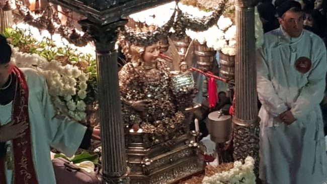 Catania, Sant’Agata percorre la salita di Sangiuliano e le Clarisse cantano: apprensione tra la folla, soccorsa una persona