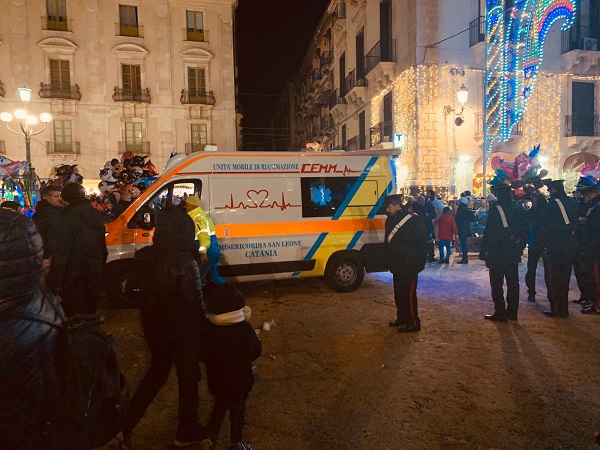 Paura durante i festeggiamenti di Sant’Agata: devota accusa malore e sviene, soccorsa dai sanitari