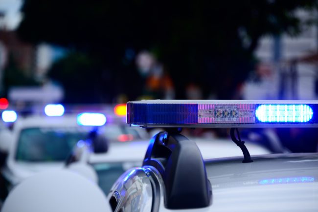 Forza posto di blocco e inizia folle inseguimento tra le strade del paese: arrestato