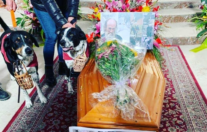 Clochard Thomas, la città si stringe nell’ultimo saluto: presenti ai funerali anche i cani Gianni e Rina