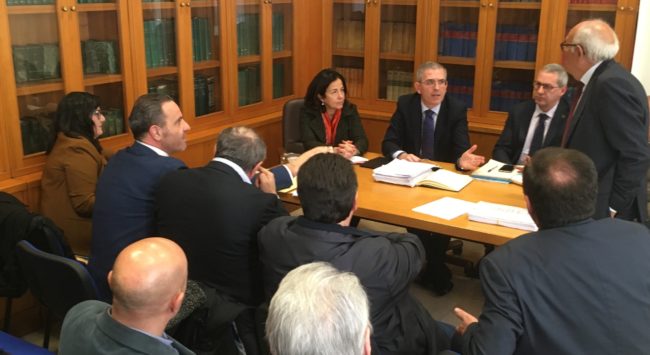 Sciopero degli autotrasportatori contro il caro navi sospeso dopo riunione urgente della Consulta regionale