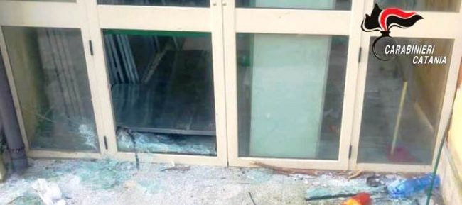 Istituto danneggiato da vandali, nuovo attacco agli edifici scolastici: denunciati tre minorenni nel Catanese