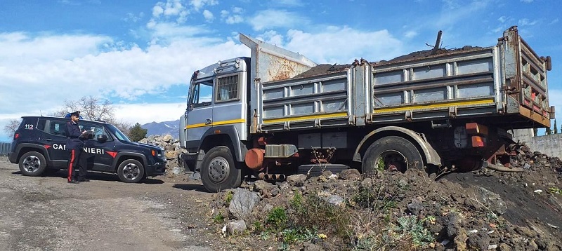 Scaricavano rifiuti speciali in una discarica già sequestrata nel Catanese: due denunce