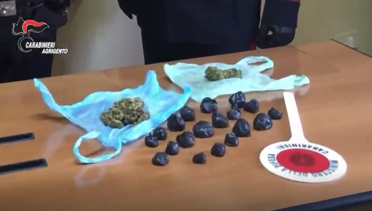 Aspettava i clienti con la droga in tasca, in manette pusher 21enne – VIDEO