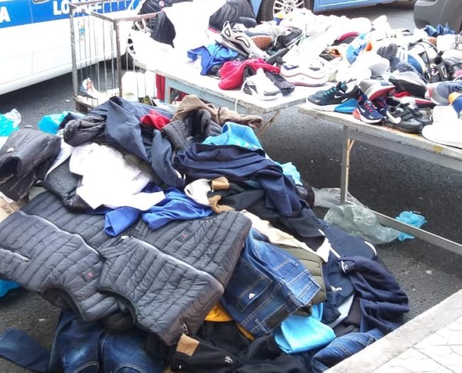 Catania, contrasto alla contraffazione: sequestrata merce taroccata in piazza Carlo Alberto