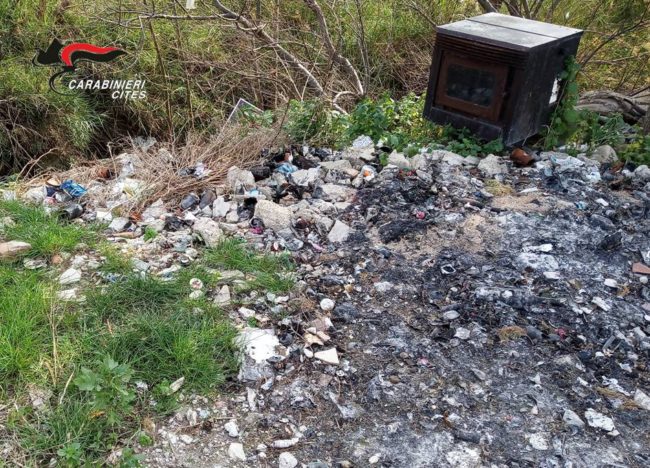 Discarica abusiva di rifiuti speciali e spazzatura data alle fiamme: denunciato 51enne