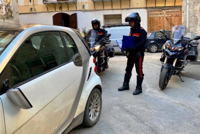 Danneggiano 12 auto in sosta con calci e pugni: denunciati due turisti francesi ubriachi