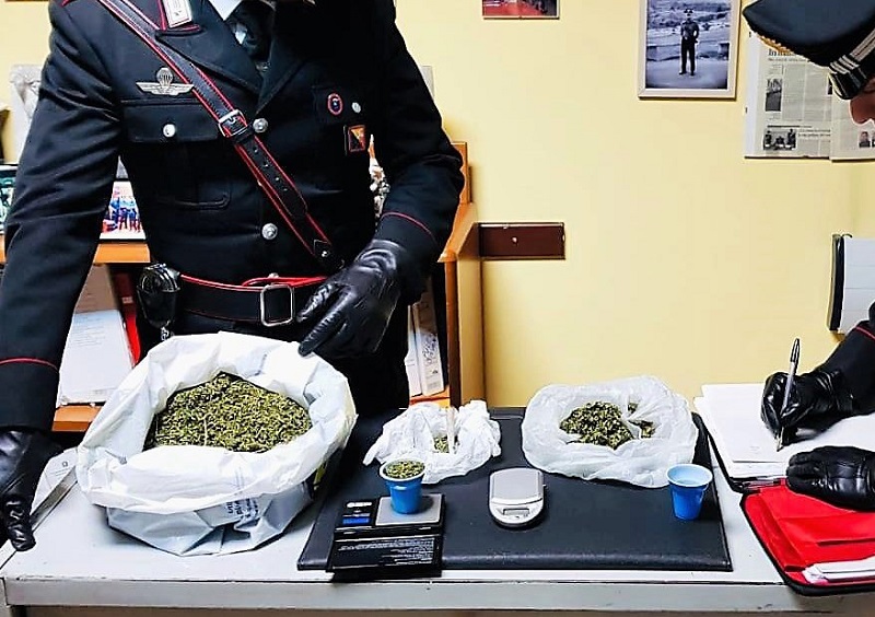 Marijuana nascosta tra il cibo della dispensa, 46enne arrestato