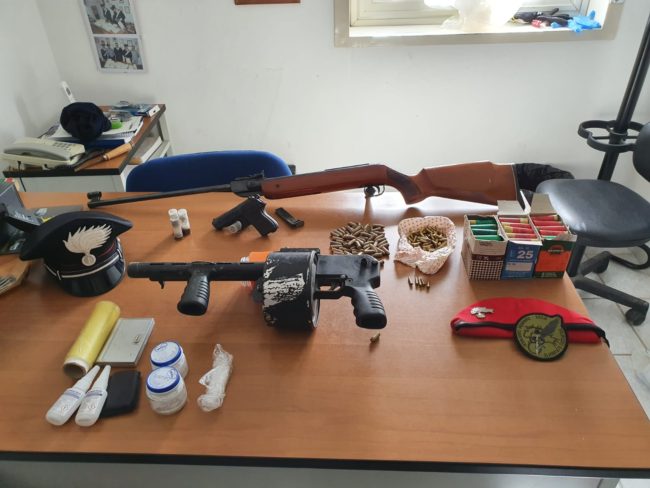 Nascondevano un vero e proprio arsenale di armi e droga: arrestati due pastori