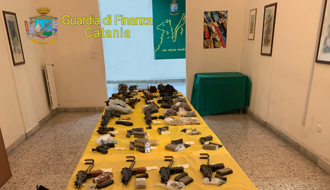 Scoperto arsenale di armi e munizionamento da guerra in un terreno della Playa di Catania – DETTAGLI