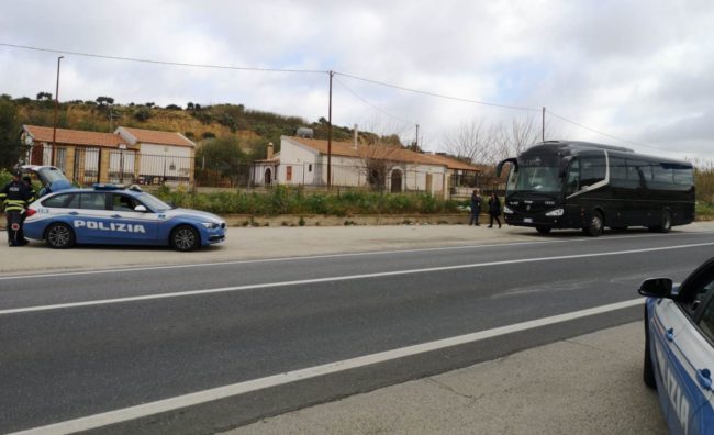 Pullman non a norma, la stradale interviene per la sicurezza dei bambini durante le visite d’istruzione