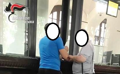 Catania, infermiere vittima dell’estorsione di un bancario e di un pregiudicato: arrestati. Le minacce: “Ti scanno”