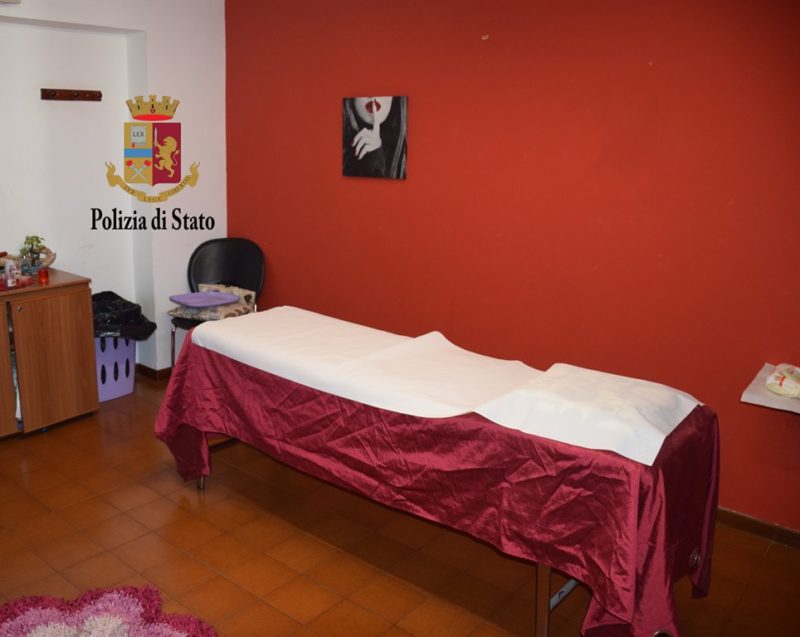 Centro massaggi a luci rosse nella zona commerciale: sotto sequestro appartamento e due donne denunciate