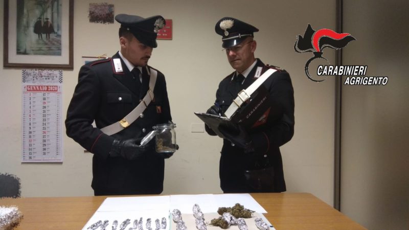 Marijuana essiccata in una scatola di scarpe in garage: arrestato 21enne per spaccio