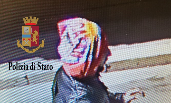 Rapine ai danni di due supermercati e una farmacia, bottino da oltre 1870 euro: arrestato un 24enne