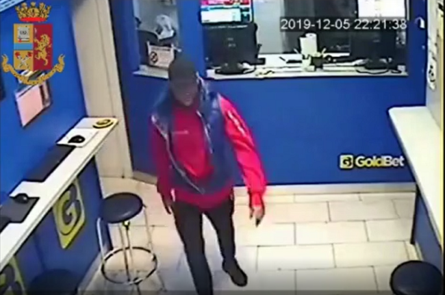 Violenta rapina in un centro scommesse di Catania, arrestato l’autore: è Salvatore Franceschini – VIDEO