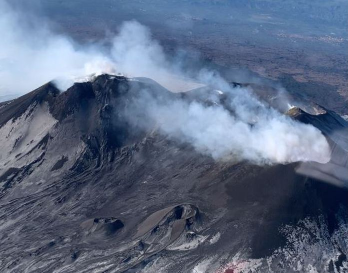 Etna, la Guardia Costiera sorvola i crateri sommitali: intensa emissione di gas dalla cima del vulcano