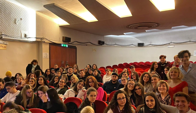 L’I.I.S.S. “Carlo Gemmellaro” di Catania assiste allo spettacolo in lingua francese “Oranges amères”