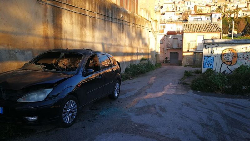 Paura nella notte nel Catanese, incendiate 5 auto: carabinieri indagano sulla natura del rogo