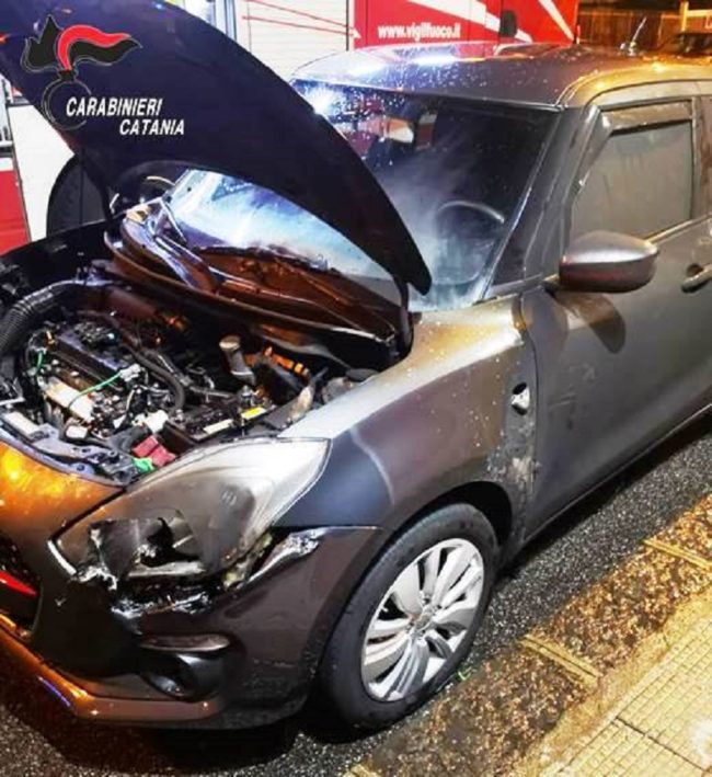 Appicca il fuoco all’auto di un 20enne, piromane del Catanese arrestato: si era rifugiato dalla nonna