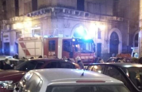 Incendio in balcone, in fiamme impianto di climatizzazione: intervengono i vigili del fuoco