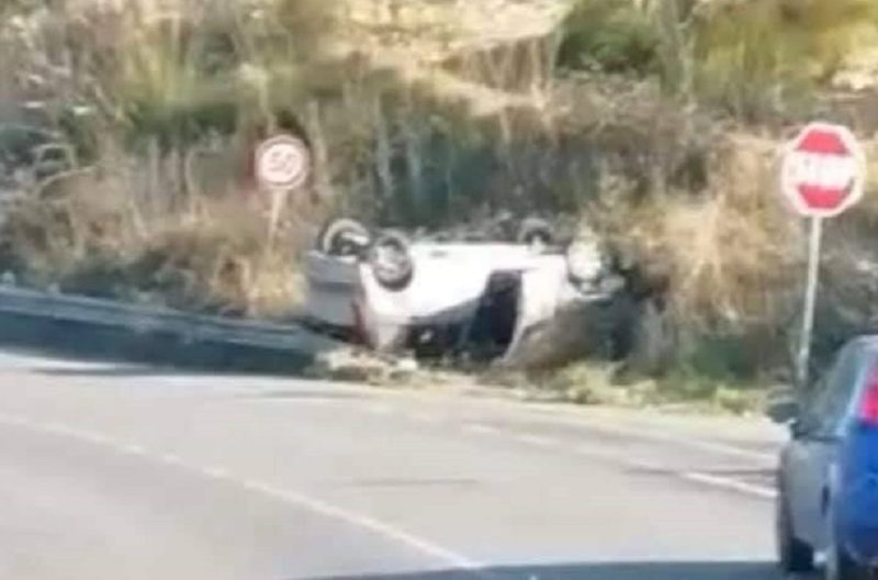 Incidente sulla Strada Provinciale, auto si ribalta in curva: le dinamiche restano sconosciute