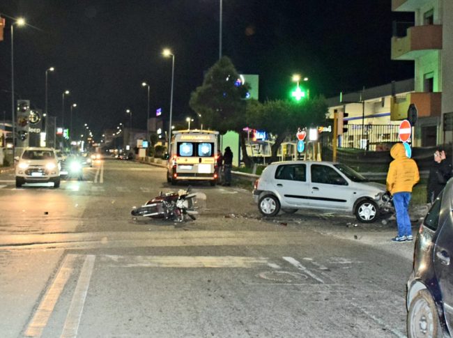 Scontro tra auto e scooter all’incrocio: due feriti in ospedale
