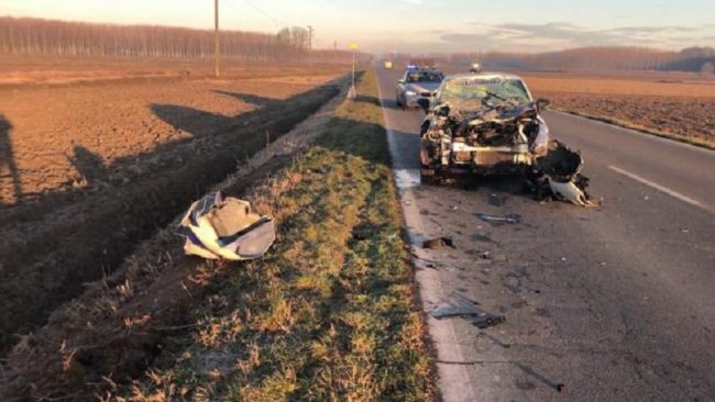 Scontro tra due mezzi, furgone finisce fuori strada: nove i feriti, sette sono operai