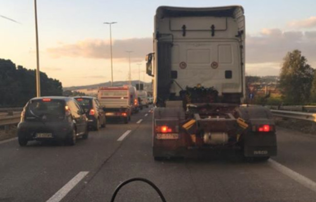 Terribile incidente nel Catanese: scontro tra due auto, una finisce fuori strada e si ribalta