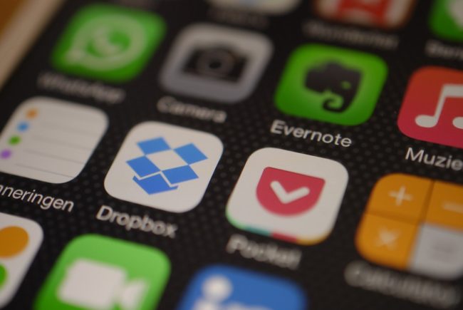 Furto in un salone da barba, scompare IPhone sotto carica: scatta la denuncia