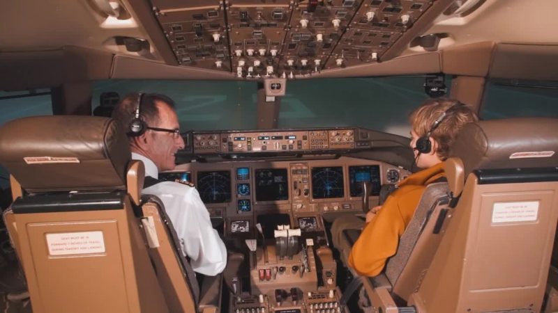 Bebe Vio sfida Parmitano e guida un aereo al simulatore
