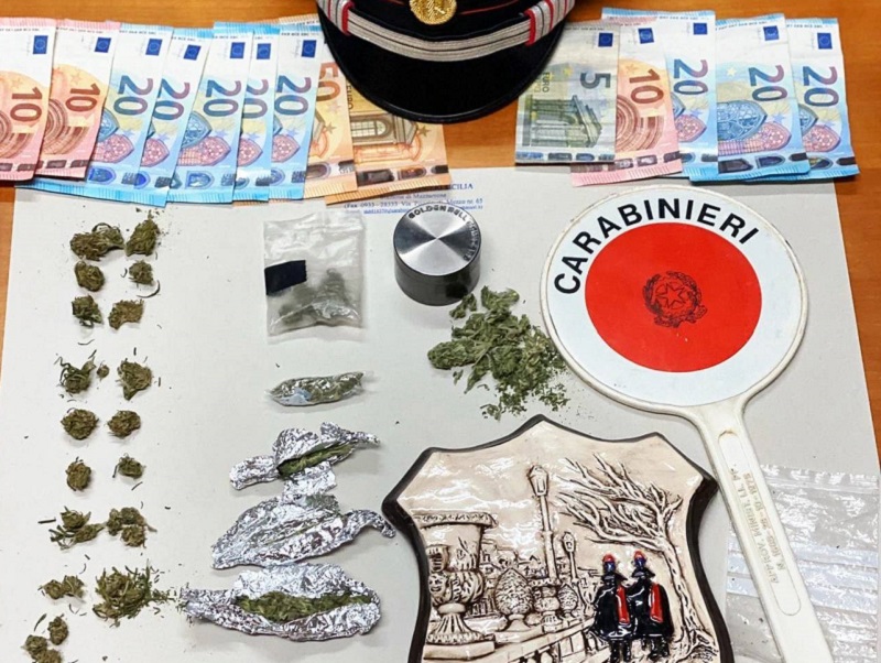 Catania, minorenni beccati con 30 dosi di marijuana: scattano i domiciliari