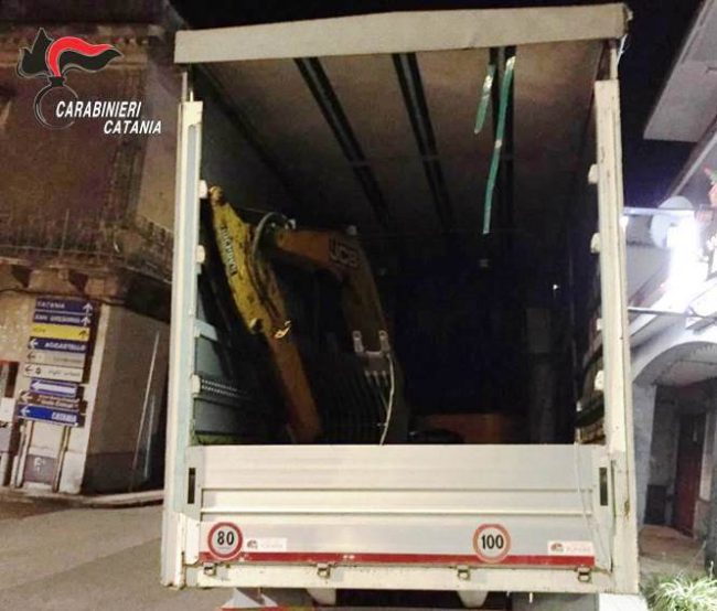 Autocarro ed escavatore rubati per “spaccata” nel Catanese: sventato colpo al bancomat di un ufficio postale