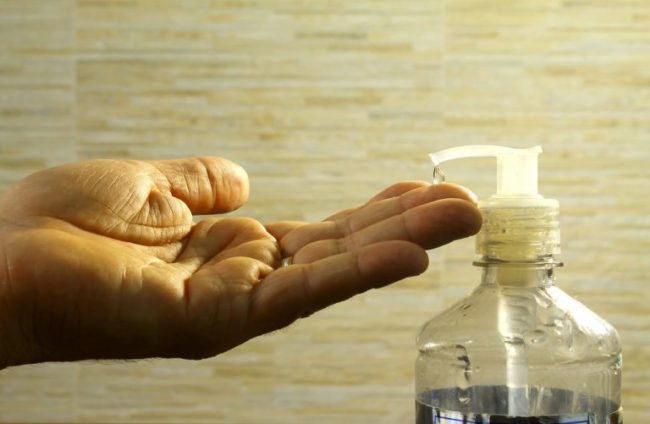 Coronavirus, gel disinfettante introvabile: la “ricetta” dell’OMS e di Roberto Burioni per prepararlo in casa