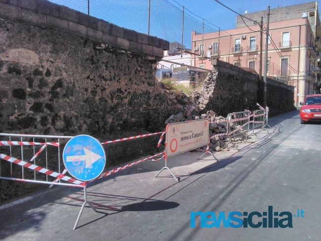 Catania, crolla porzione di muro in via Carlo Forlanini: strada chiusa al traffico – Le FOTO