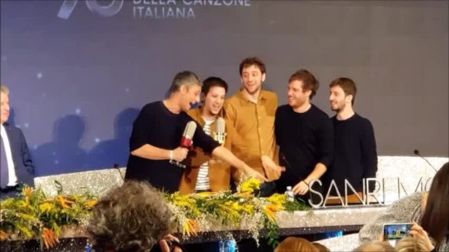 Fiorello canta “Il ragazzo della via Gluck” con gli Eugenio in via di Gioia