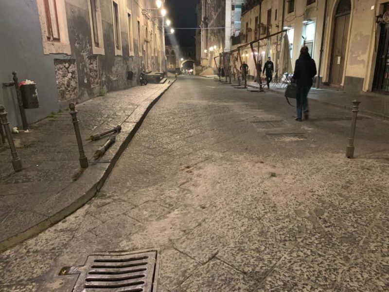 Catania, pedonalizzazione del centro storico in “salita”: divelti paletti in via Crociferi