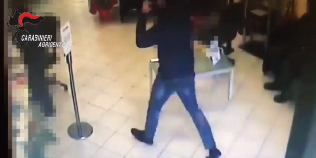 Rapinano banca e fuggono con un bottino di 50mila euro: “beccati”, scattano le manette per i tre malviventi – VIDEO