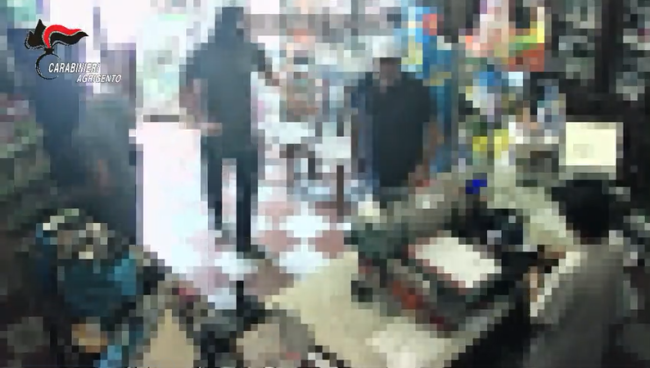 Si improvvisano rapinatori e razziano attività nell’Agrigentino, tre giovani finiscono in manette – VIDEO