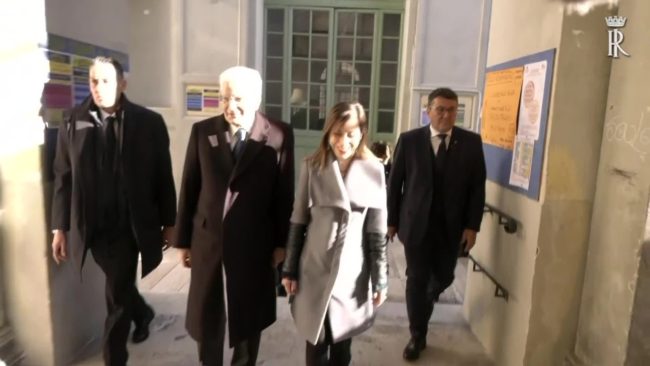 Mattarella visita a sorpresa una scuola di Roma