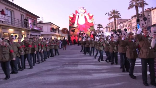 A Viareggio una esplosione di musica e colori
