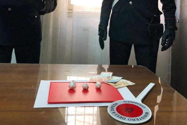 Fermati in auto tentano inutilmente di disfarsi della droga: arrestati 35enne e 54enne