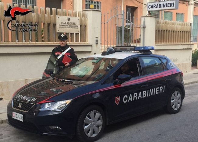 Eroina nascosta in vari punti della casa, materiale e soldi: coppia finisce ai domiciliari
