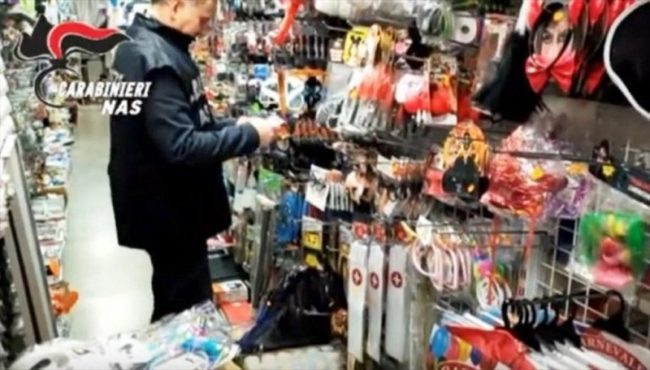 Catania, articoli di Carnevale contraffatti nei negozi cinesi: scattano i sequestri